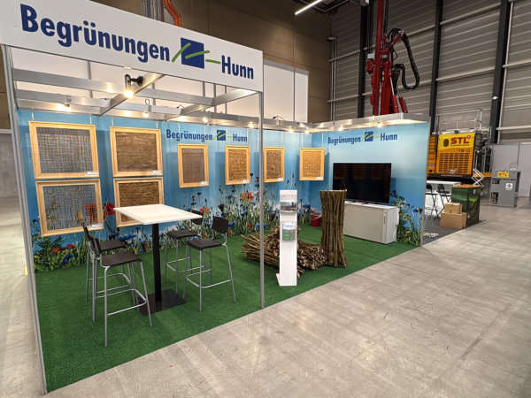 Messestand Hunn mit Bild von Wiese